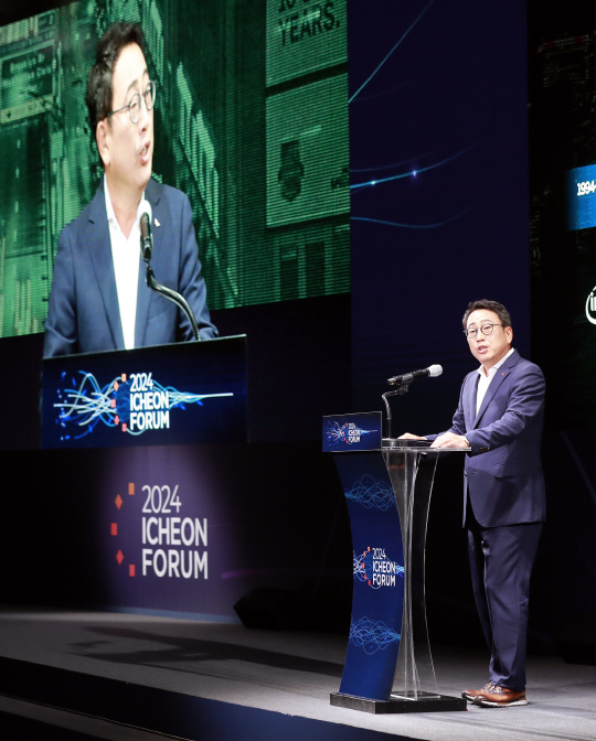 유영상 SK텔레콤 사장이 19일 서울 광진구 워커힐 호텔에서 개막한 '2024 이천포럼'에서 오프닝 스피치를 하고 있다. SK그룹 제공